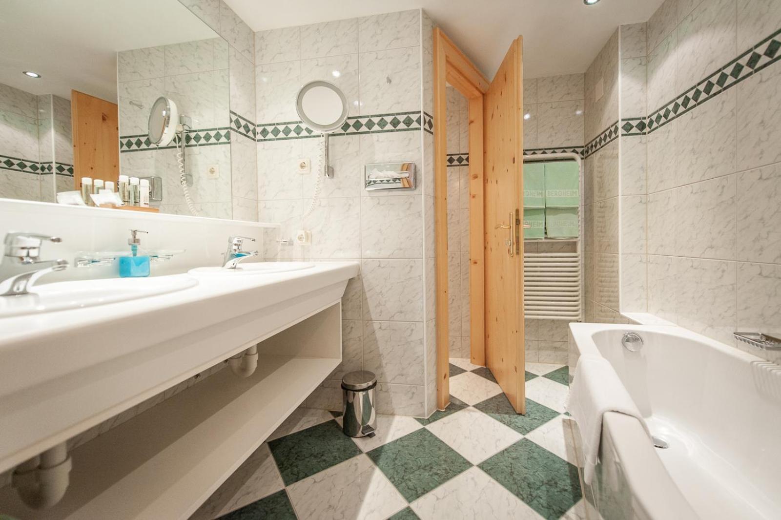 Quality Hosts Arlberg - Hotel Bergheim ซังคท์อันทอนอัมอาร์ลแบร์ก ภายนอก รูปภาพ